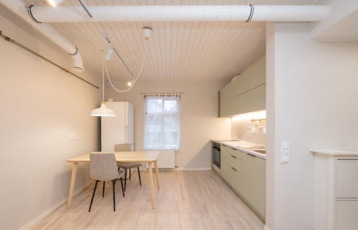 Valge köök, otsaseinas aken.