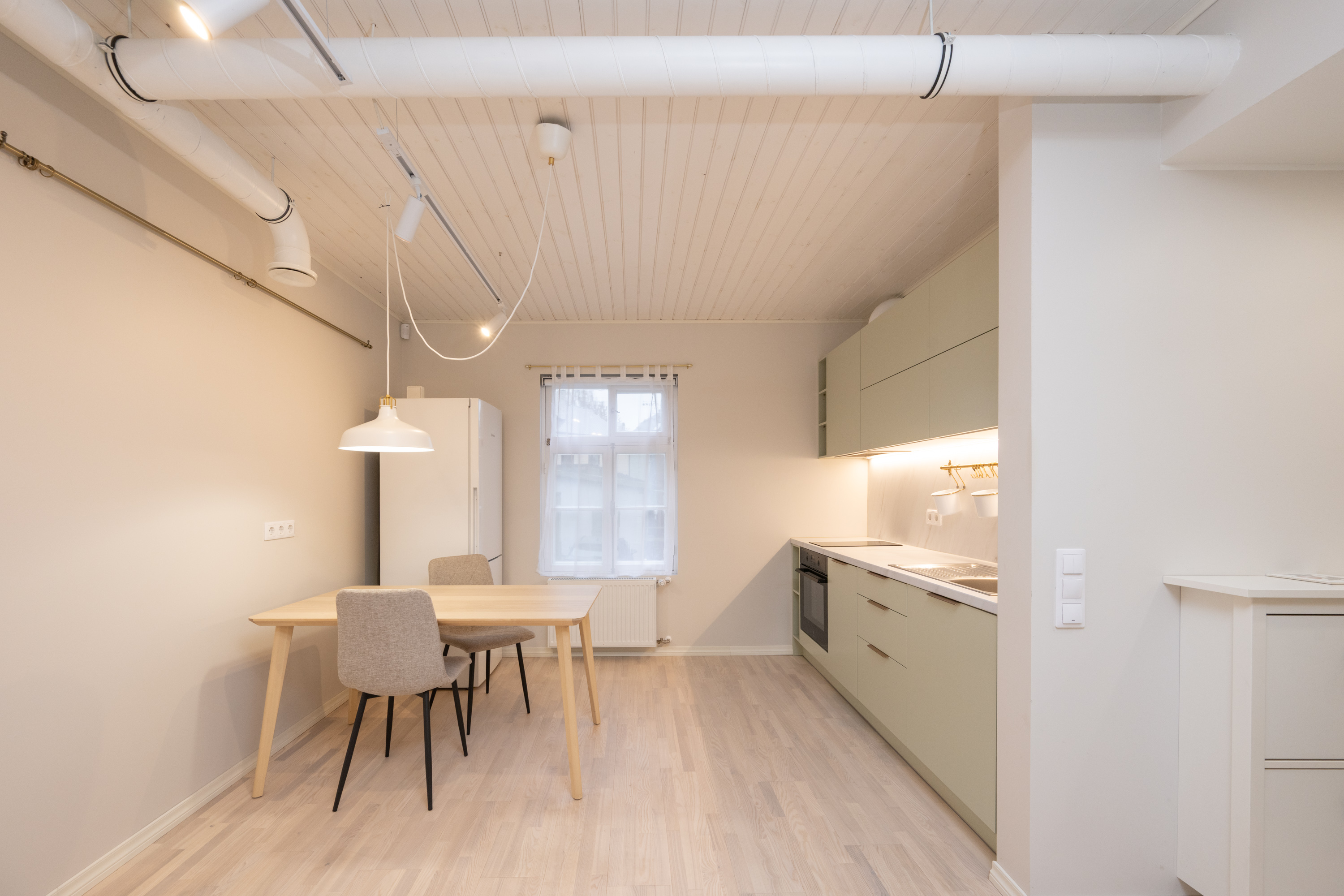 Valge köök, otsaseinas aken.